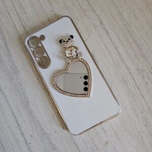 Elegant White Phone Case with Bear and Heart Design